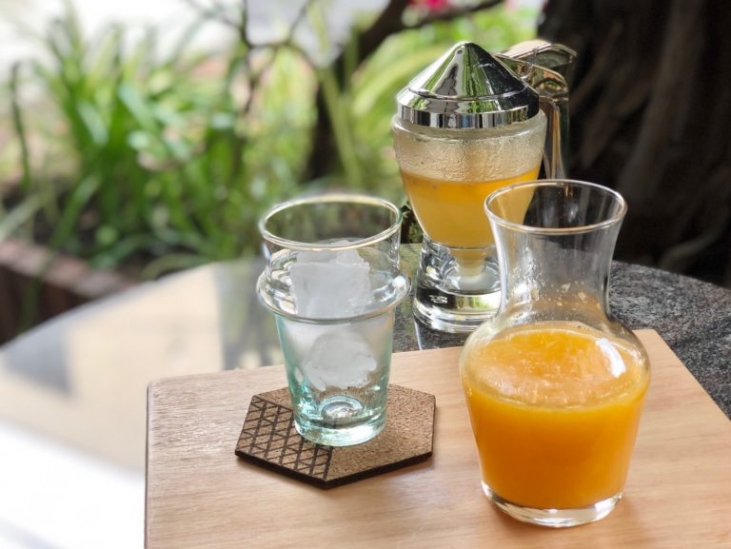 カフェ 搾りたてオレンジジュース 始まります News 店舗 ブログ Les Abeilles Minamiaoyama レザベイユ南青山 フランス産高品質ハチミツ