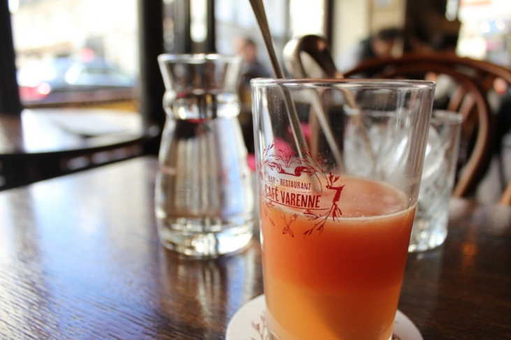 パリのカフェメニュー、搾りたて果汁ドリンク♪
