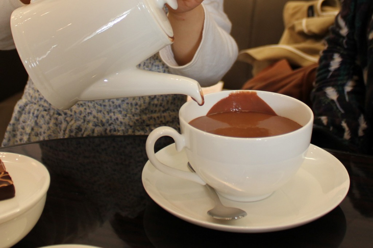 パリのカフェ・冬定番メニュー「ショコラ・ショ（ホットチョコレート）」とは