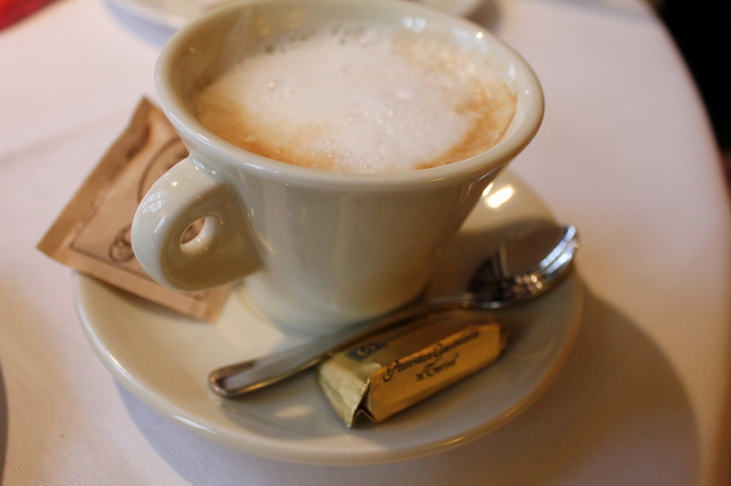 パリのカフェ・冬定番メニュー「ショコラ・ショ（ホットチョコレート）」とは