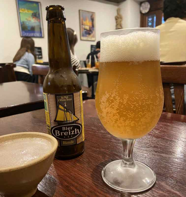 初めての一口に立ち会う、クレープリーの時間 ― ブルターニュ、オコジョ、そして和気あいあい ―