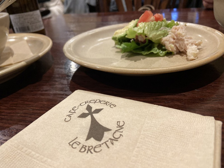 初めての一口に立ち会う、クレープリーの時間 ― ブルターニュ、オコジョ、そして和気あいあい ―