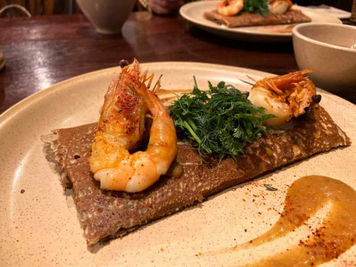 初めての一口に立ち会う、クレープリーの時間 ― ブルターニュ、オコジョ、そして和気あいあい ―