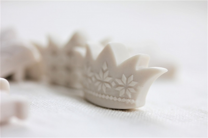 フェーヴ『白い王冠』（8ピース）PRIME社製