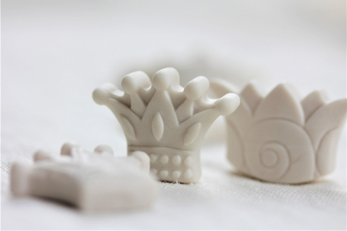 フェーヴ『白い王冠』（8ピース）PRIME社製